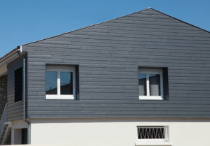 Pose de bardage extérieur en bois teinté sur toutes les façades de la maison, France Rénovation Toiture