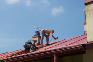 Finition de la couverture de la toiture d’une maison en fin de construction, France Rénovation Toiture