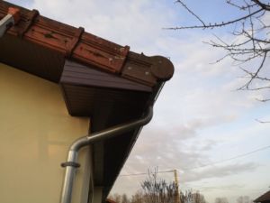 Pose de gouttières et chéneaux, évacuation des eaux, finition de la toiture d’une maison, France Rénovation Toiture