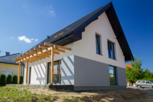 Installation de la charpente du toit et couverture de la toiture d’une maison neuve, France Rénovation Toiture