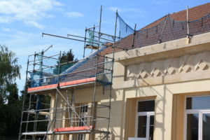 Chantier d’un ravalement de façades d’une maison en lotissement, France Rénovation Toiture