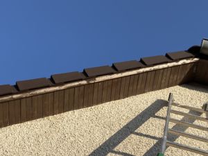 Bandeaux d’habillage de toiture vieux et abîmés, bandeaux de toiture à remplacer, France Rénovation Toiture